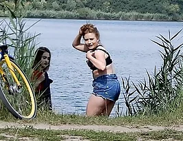 Women who like to show their bodies meet a naked man