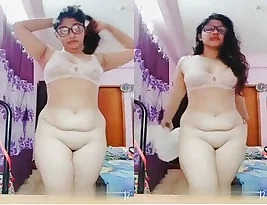 Photos of hot Indian college girls playing with their pussies.