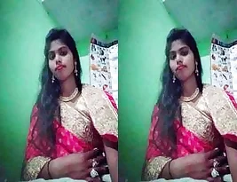 Young Indian woman shares herSCREEN COVEUR selfies with erotica content.