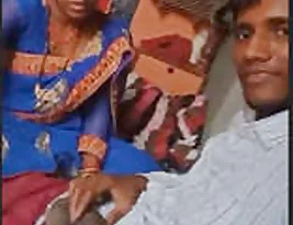 Married Indian woman gives blow job and changes her dress