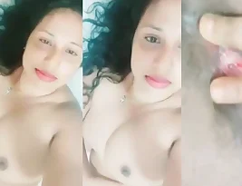 Naked self-proclaimed Sri Lankan beauty shows her pink vagina.