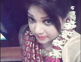 A hot Indian girl exposes her breasts during a video call.
