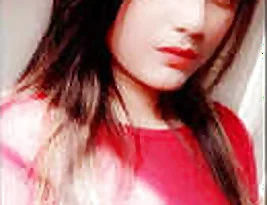 A very hot Indian born naked girl in a leaked video.