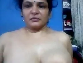 Pretty milk tanker bhabhi in hot scenes with great nipples