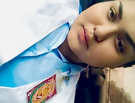 Pretty big beautiful woman from desi shows her body in this video.