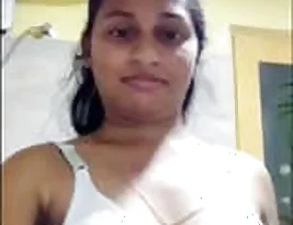 Beautiful Indian woman makes a video of herself in the act with her boyfriend.