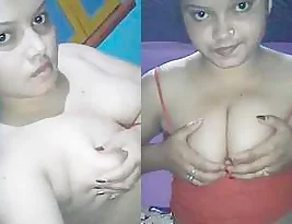 Big-boobed desi bhabi exposes herself in public