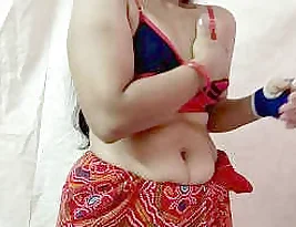 Desi aunty in room, no quarter given while changing saree