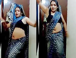 Hot Indian woman in bra and sari, aunty Gross