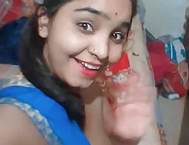 Beautiful Indian girlfriend showing her beautiful big tits.