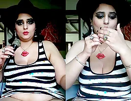 Very hot aunt from the Indian subcontinent showing off her body.