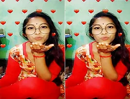Indian house wife Pooja Budi gives a blow job and removes her husband’s dick in this amateur video.