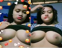 Here is an exclusive video of a black beauty exposing her beautiful big boobs.