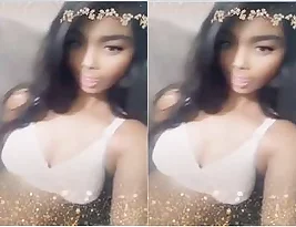 Exclusive showing of the bosom of a pretty Indian woman
