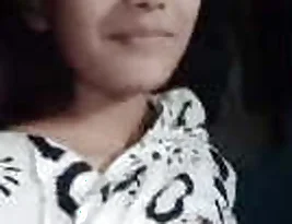 A beautiful Indian girl comes to meet her boyfriend.