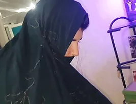 A hot oil massage with a happy ending for a refugee from India and his immigration bureau officer.